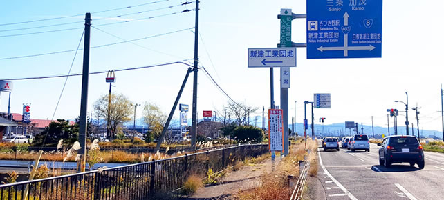 写真：新潟方面より北潟交差点を左折、マクドナルド様の看板が目印